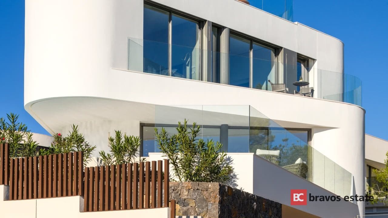 Spacious 4-Bedroom Villa in Finestrat - 1