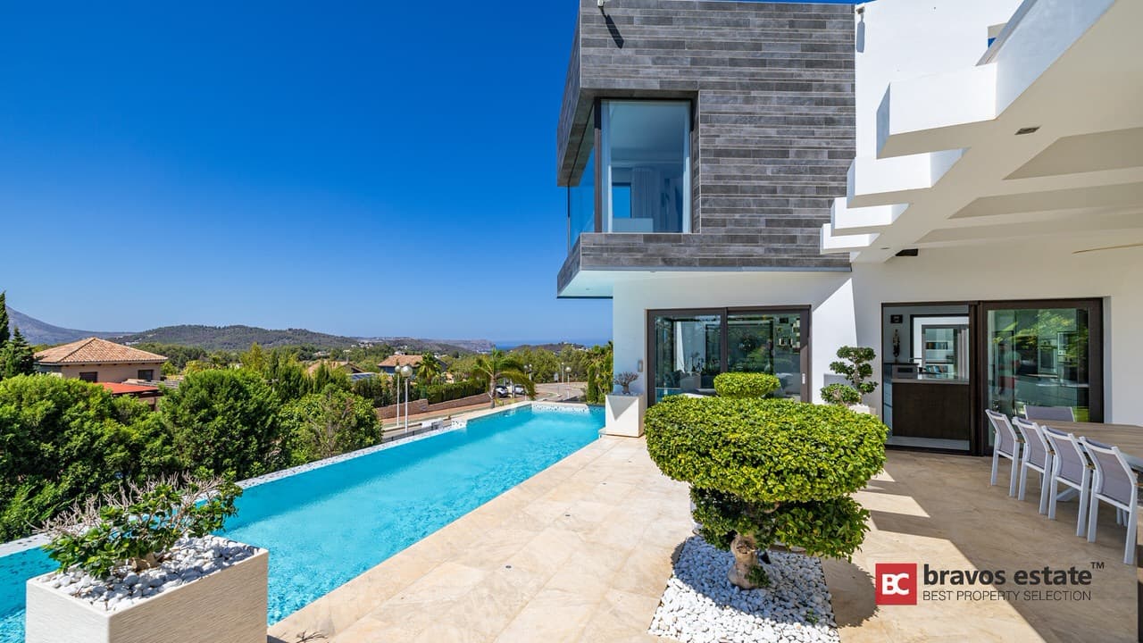 Luxury 5-Bedroom Villa in Javea - 3