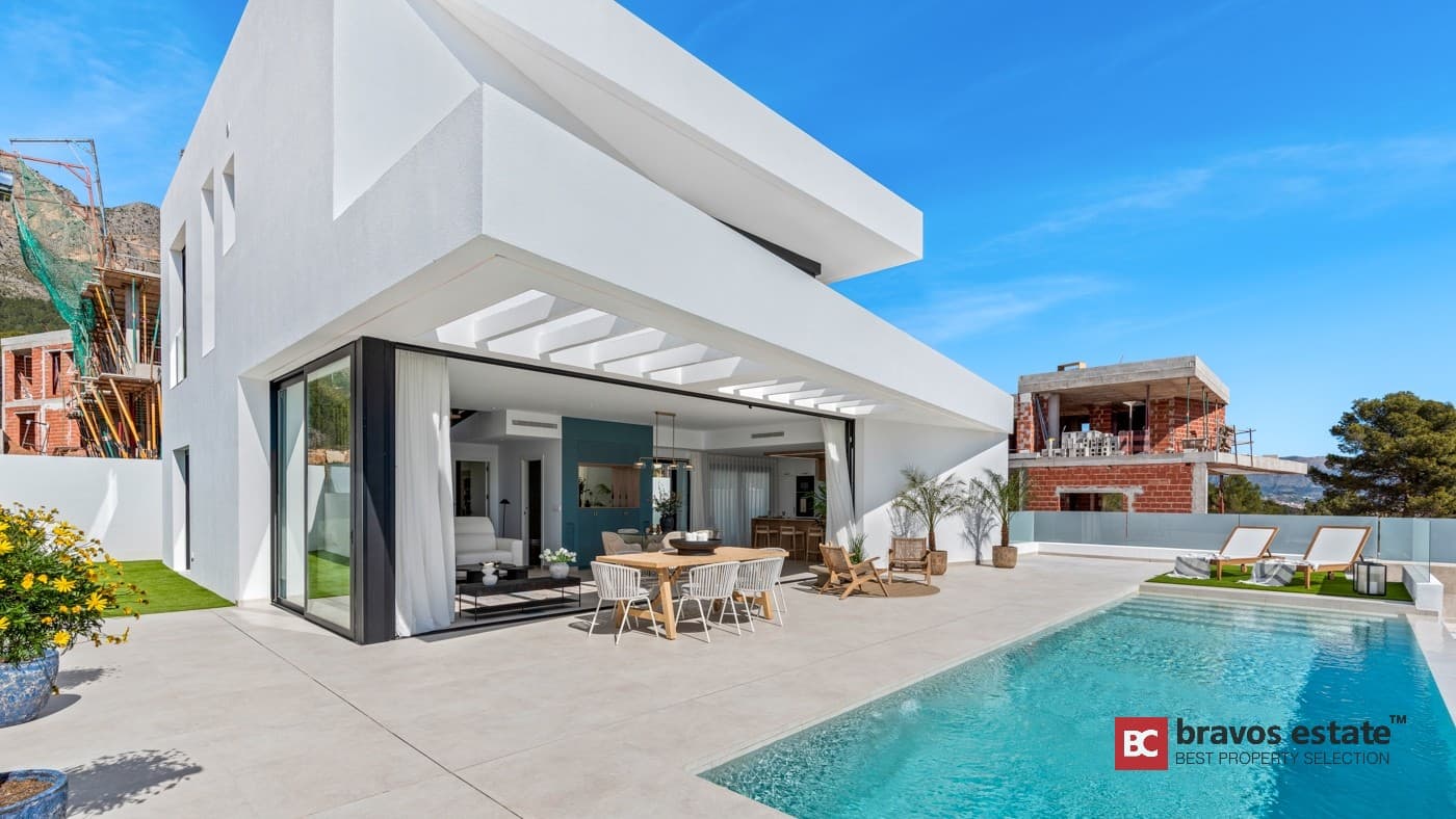 Spacious 4-Bedroom Villa in La Nucía - 2