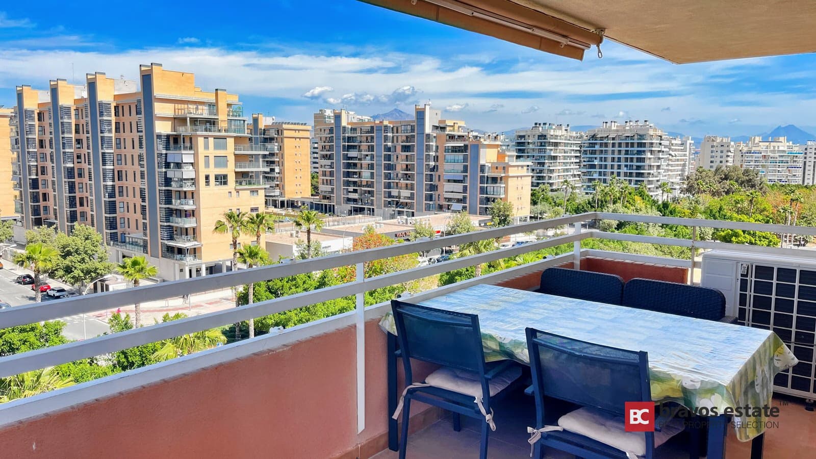 Beachside 2-Bedroom Apartment in Playa de San Juan - 1