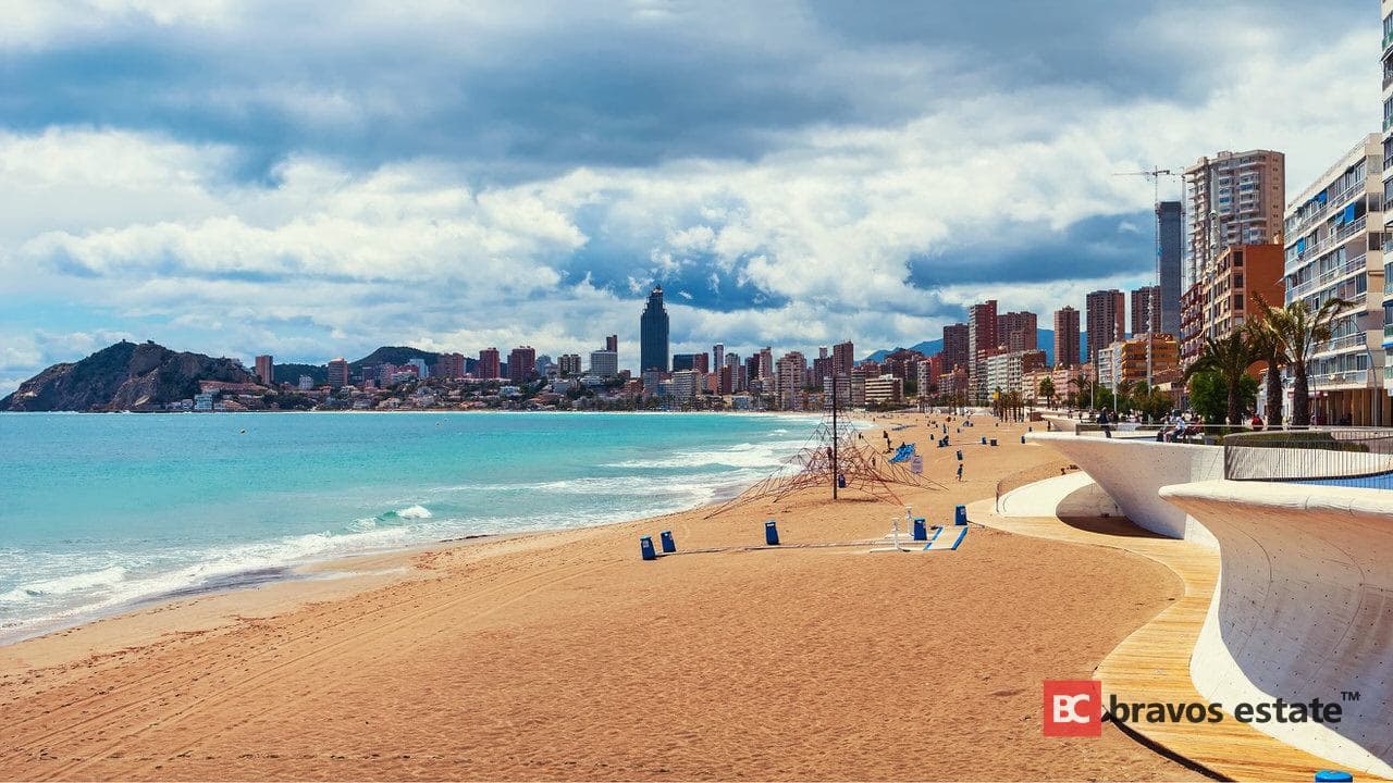 Seafront 2-Bedroom Apartment in Benidorm - 3