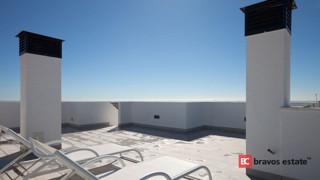 Spacious 3-Bedroom Villa in Cabo Roig - 3