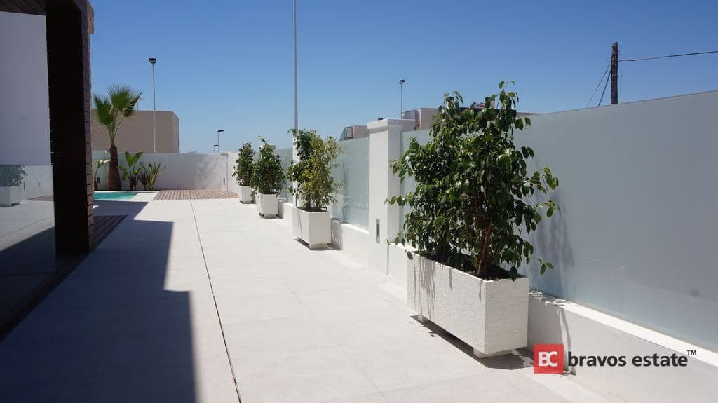 Beachside 4-Bedroom Villa in Torrevieja - 4