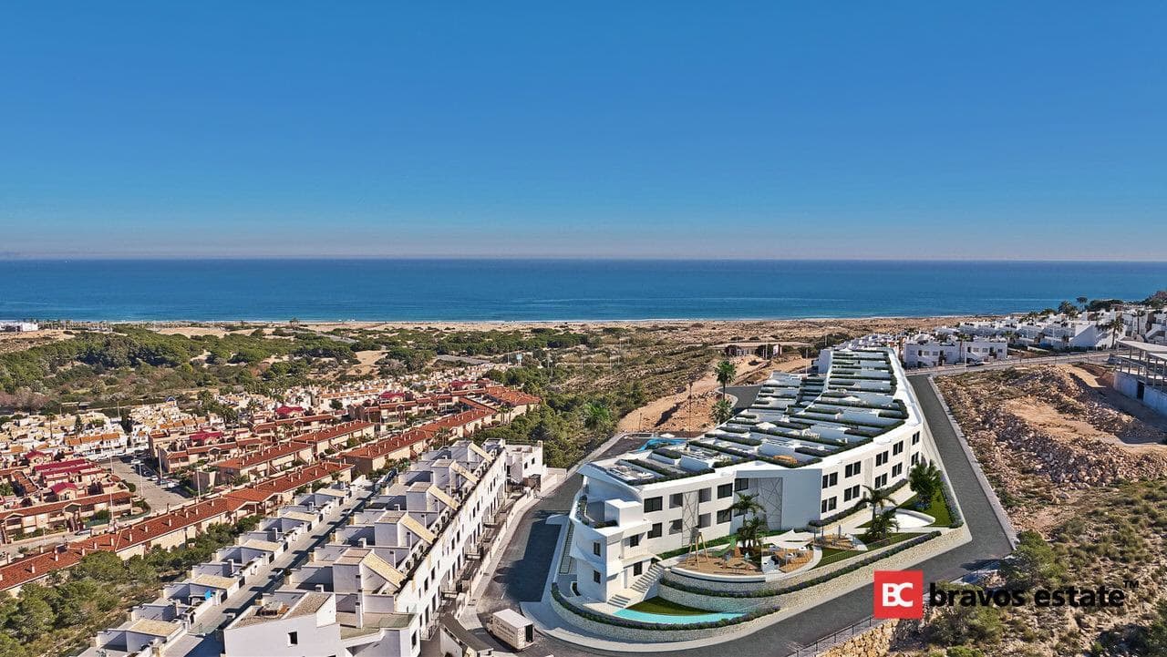 Beachside 2-Bedroom Apartment in Arenales del Sol - 4
