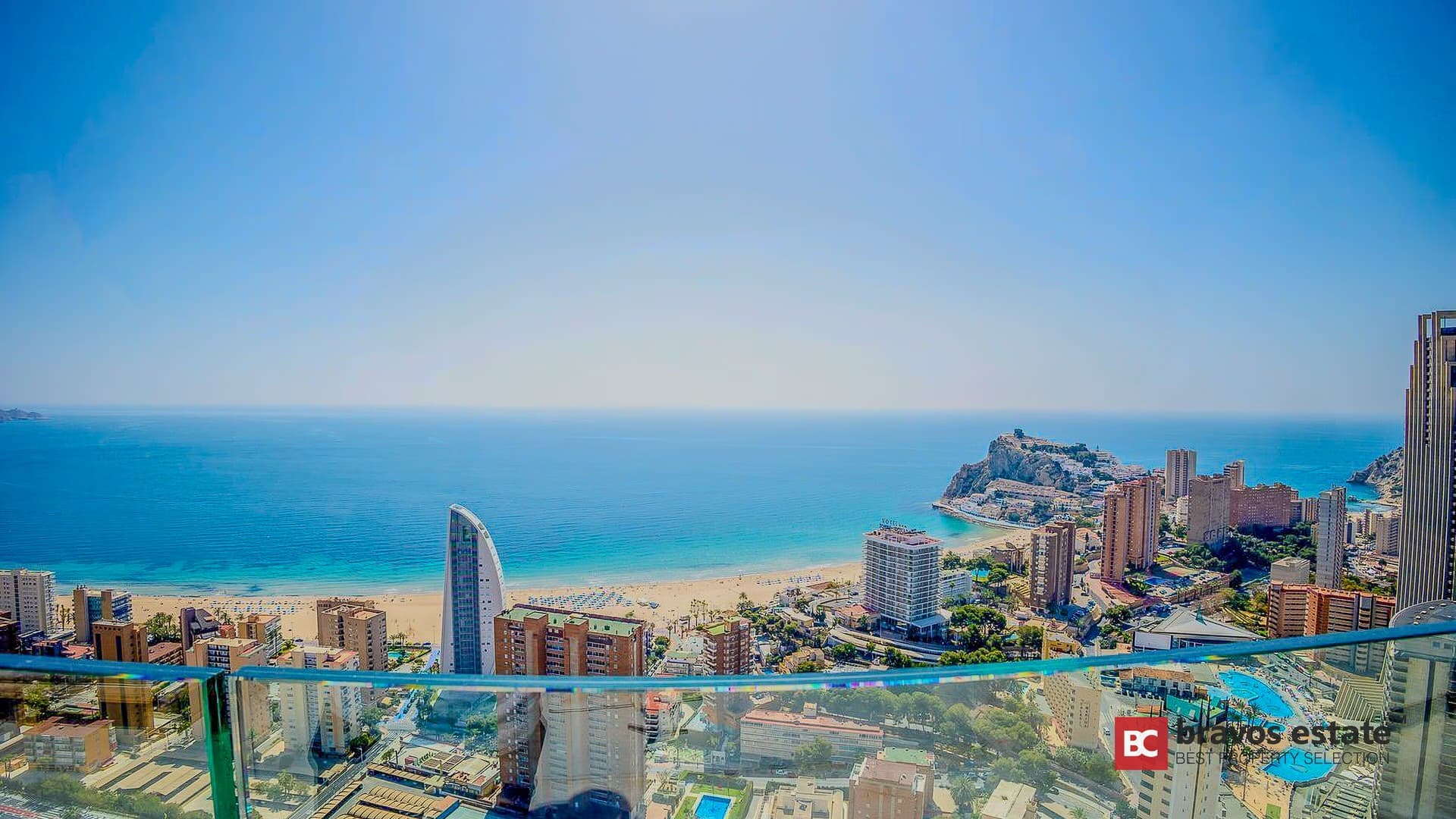 Beachside 3-Bedroom Apartment in Benidorm - 1