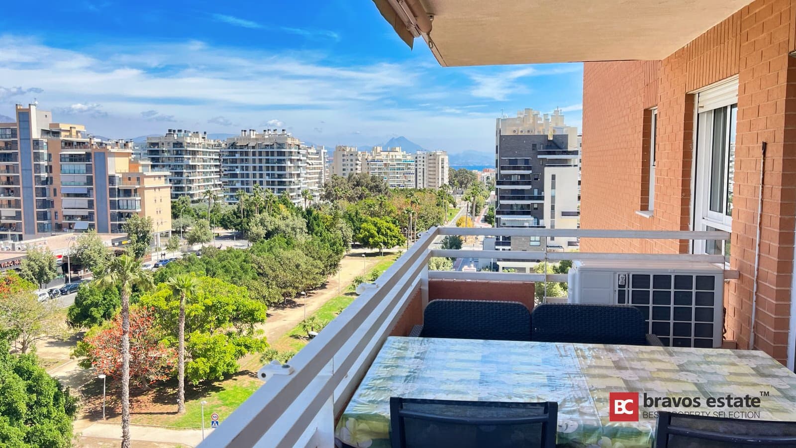 Beachside 2-Bedroom Apartment in Playa de San Juan - 2