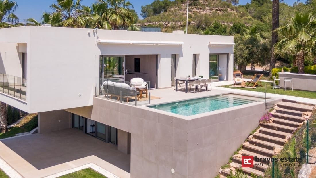 Spacious 3-Bedroom Villa in Las Colinas - 2