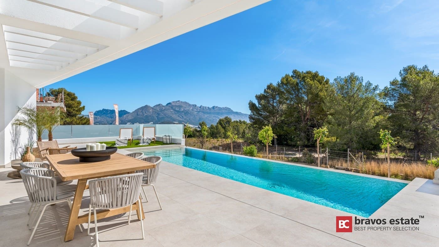 Spacious 4-Bedroom Villa in La Nucía 1