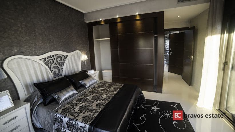 Beachside 3-Bedroom Villa in Campoamor - 1