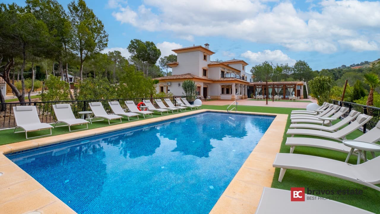 Luxury 12-Bedroom Villa in Finestrat 1