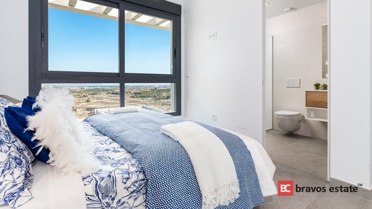 Spacious 3-Bedroom Villa in Ciudad Quesada - 3