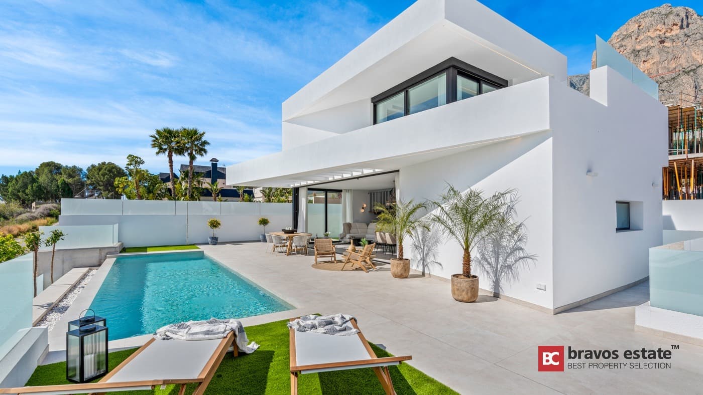 Spacious 4-Bedroom Villa in La Nucía - 4