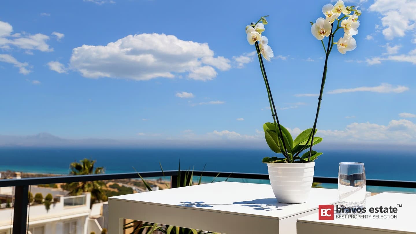 Beachside 2-Bedroom Apartment in Arenales del Sol - 2