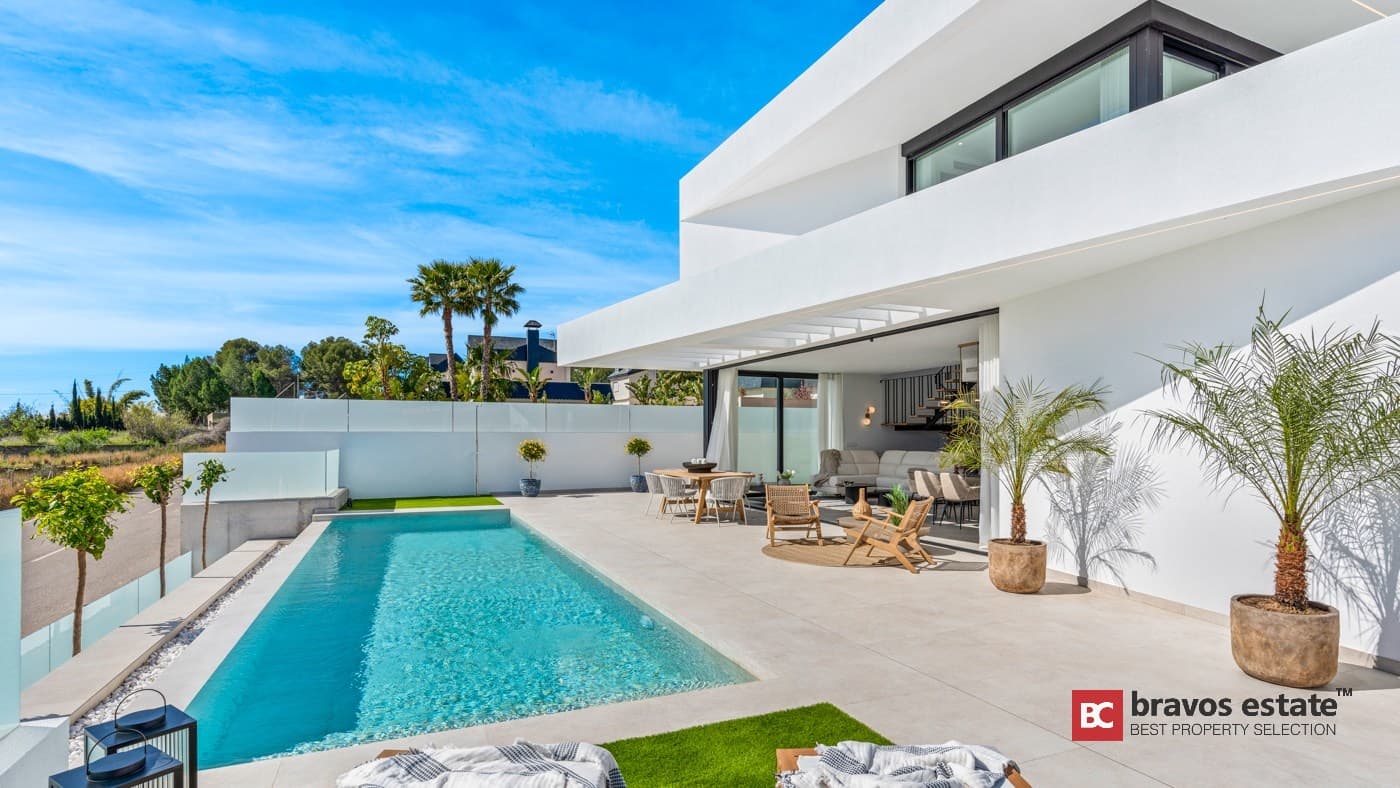 Spacious 4-Bedroom Villa in La Nucía - 3