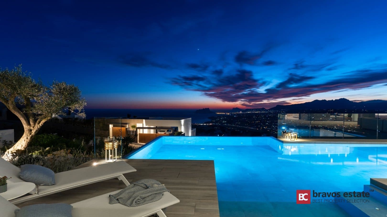 Luxury 4-Bedroom Villa in Cumbre del Sol - 3