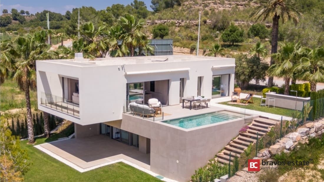 Spacious 3-Bedroom Villa in Las Colinas 1