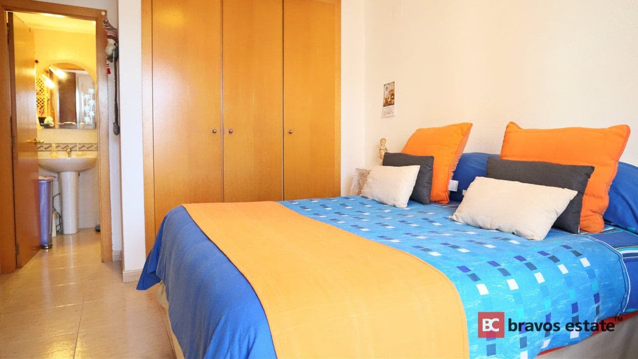 Beachside 2-Bedroom Apartment in Alicante - 2