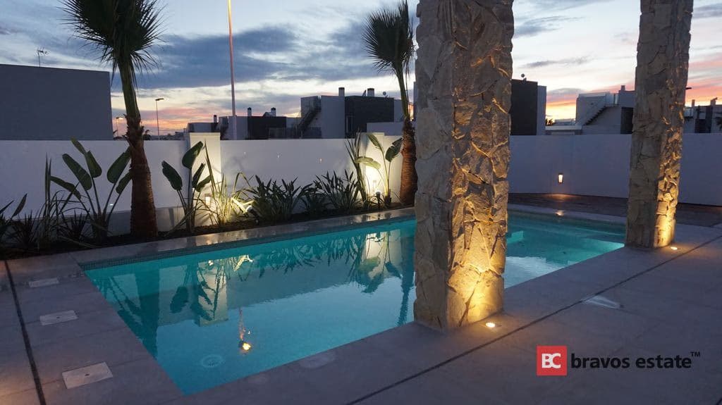 Beachside 4-Bedroom Villa in Torrevieja - 2