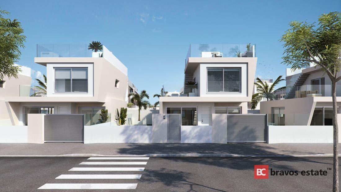 Seafront 3-Bedroom Villa in Mil Palmeras - 3