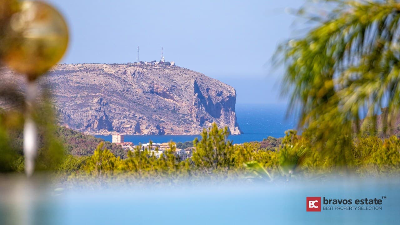 Luxury 5-Bedroom Villa in Javea - 2