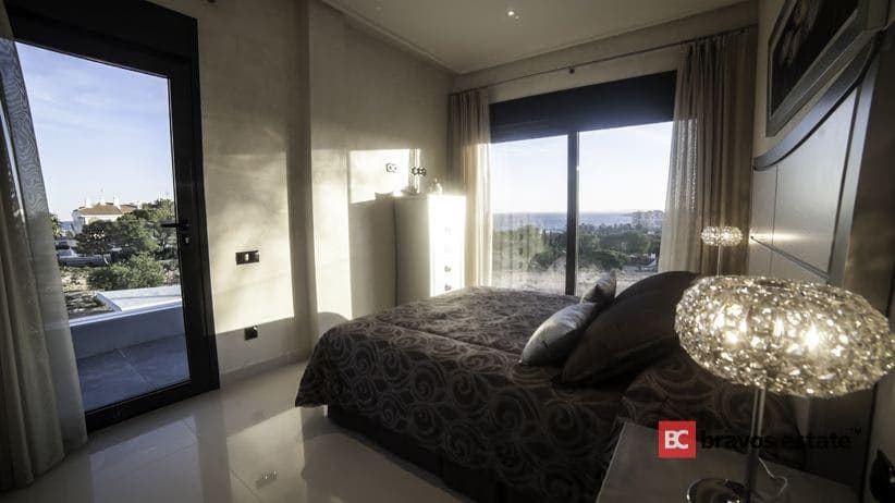 Beachside 3-Bedroom Villa in Campoamor - 2