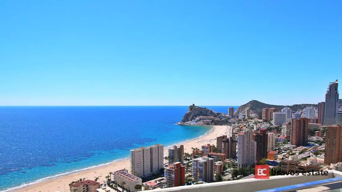 Seafront 2-Bedroom Apartment in Benidorm - 1