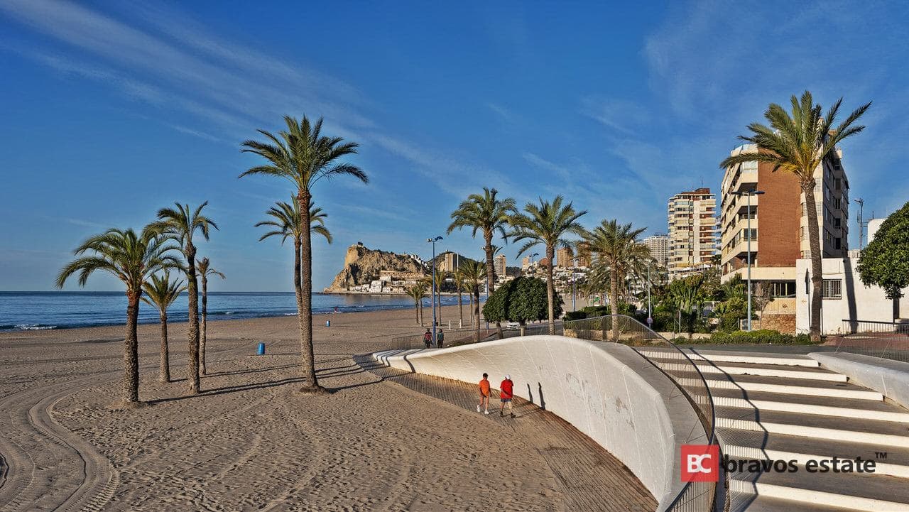Seafront 2-Bedroom Apartment in Benidorm - 1