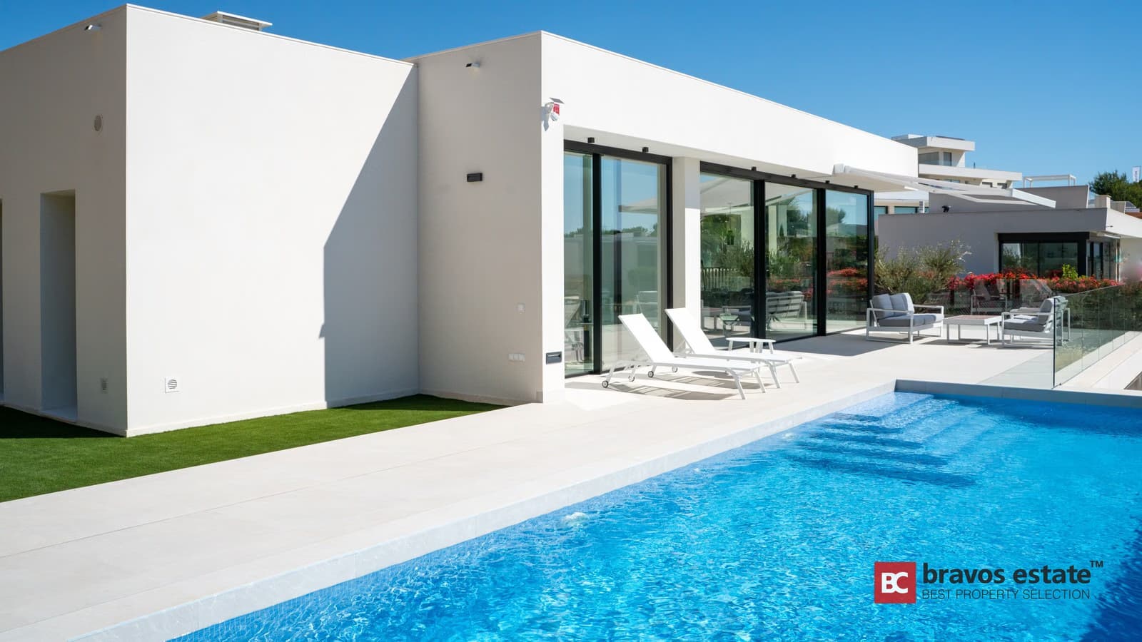 Villa Espaciosa de 3 Dormitorios en Las Colinas - 1