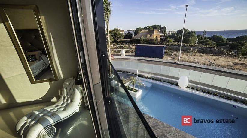 Beachside 3-Bedroom Villa in Campoamor - 4