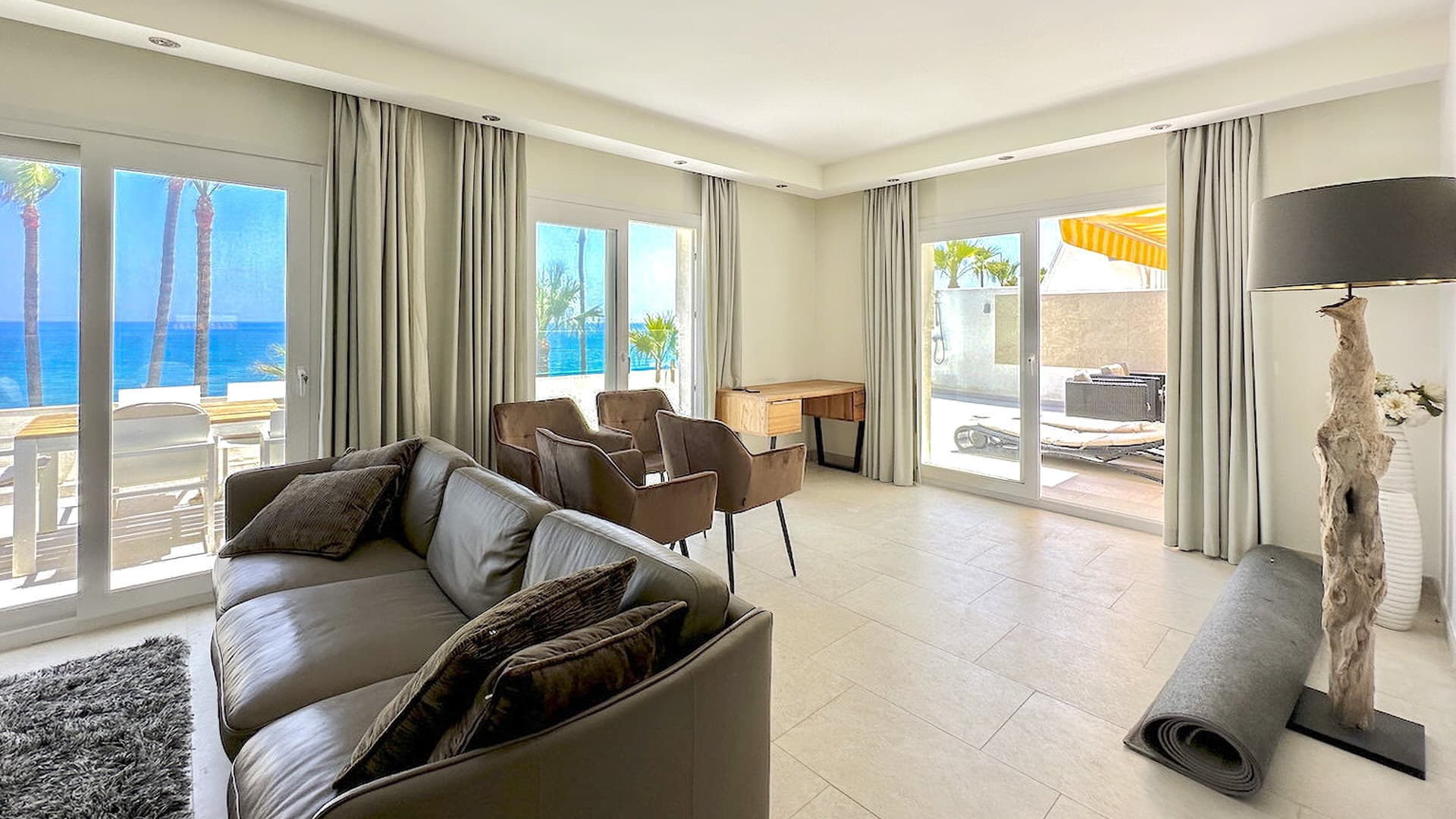 Seafront 3-Bedroom Apartment in Estepona - 4