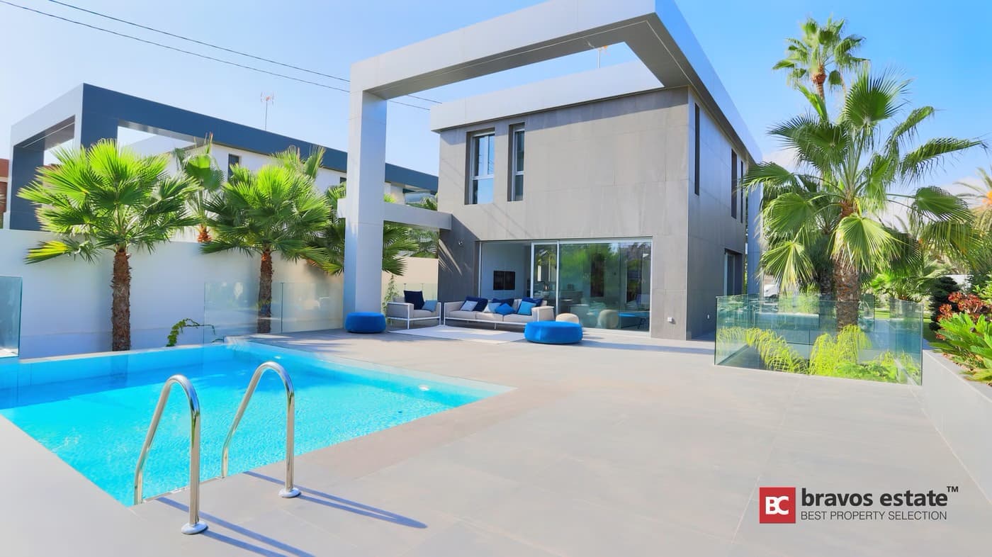 Beachside 7-Bedroom Villa in Playa de San Juan - 1