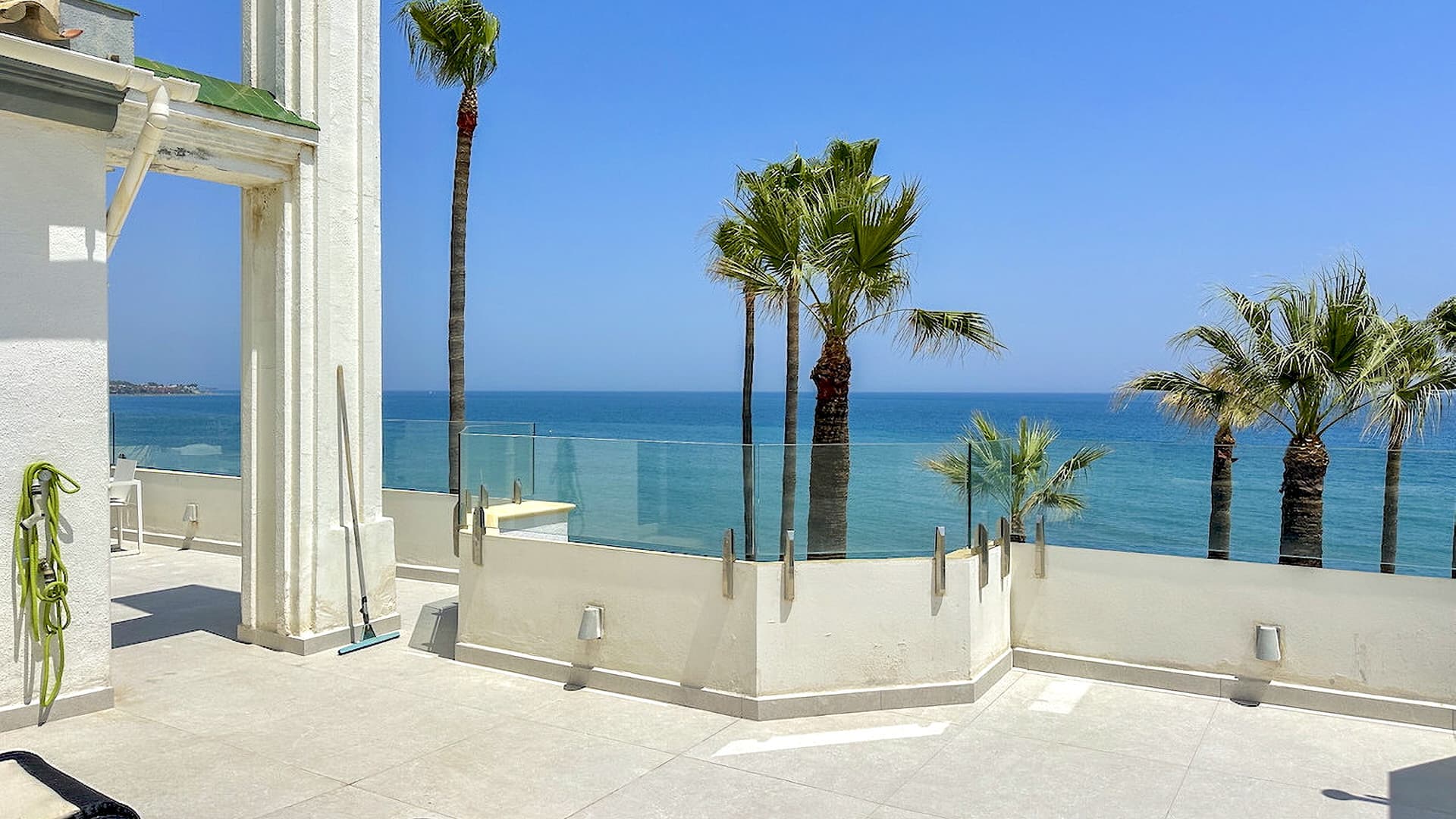 Seafront 3-Bedroom Apartment in Estepona - 3