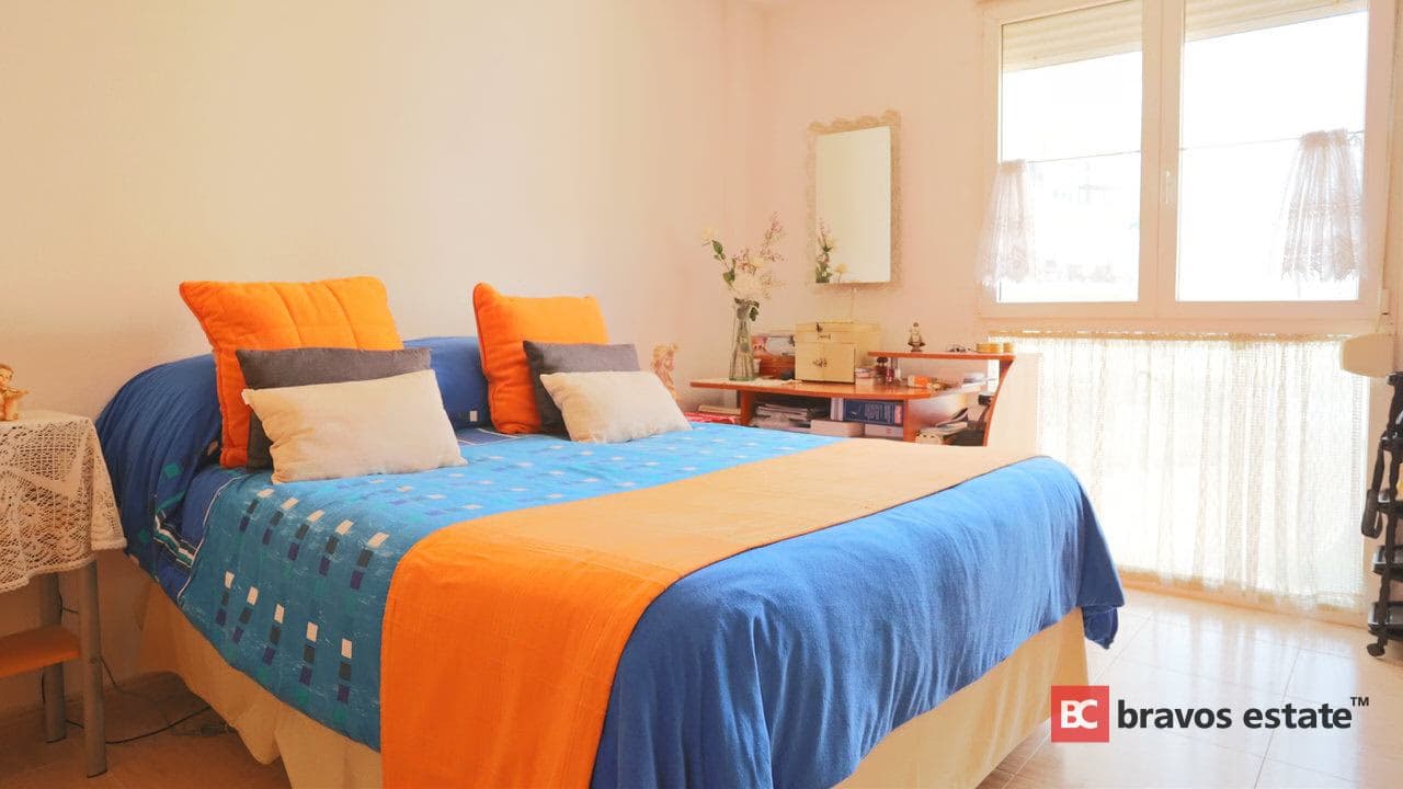 Beachside 2-Bedroom Apartment in Alicante - 1