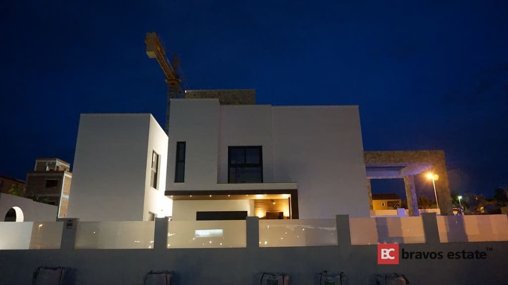 Beachside 4-Bedroom Villa in Torrevieja - 1