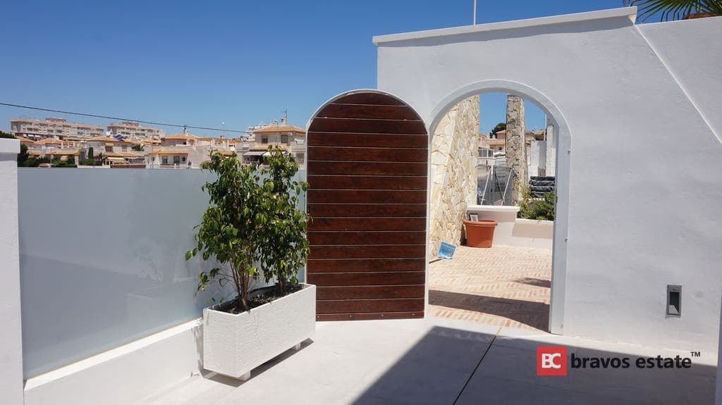 Beachside 4-Bedroom Villa in Torrevieja - 3