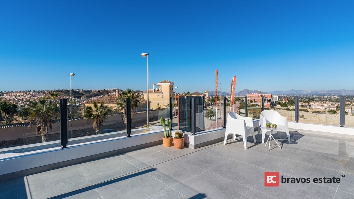 Spacious 3-Bedroom Villa in Ciudad Quesada - 2