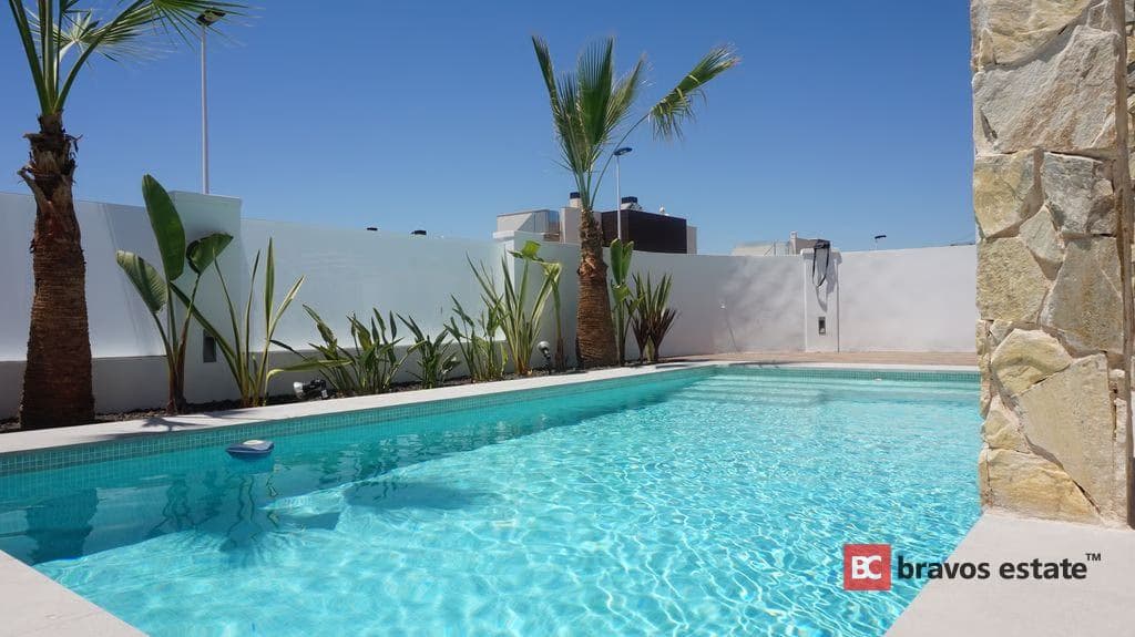 Beachside 4-Bedroom Villa in Torrevieja - 5
