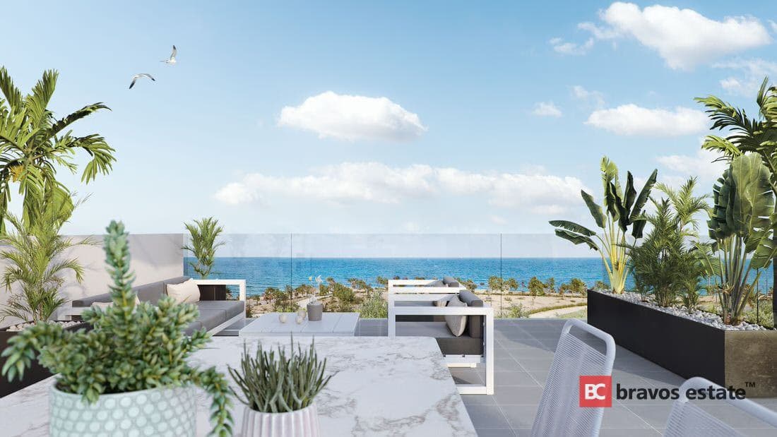 Seafront 3-Bedroom Villa in Mil Palmeras - 1