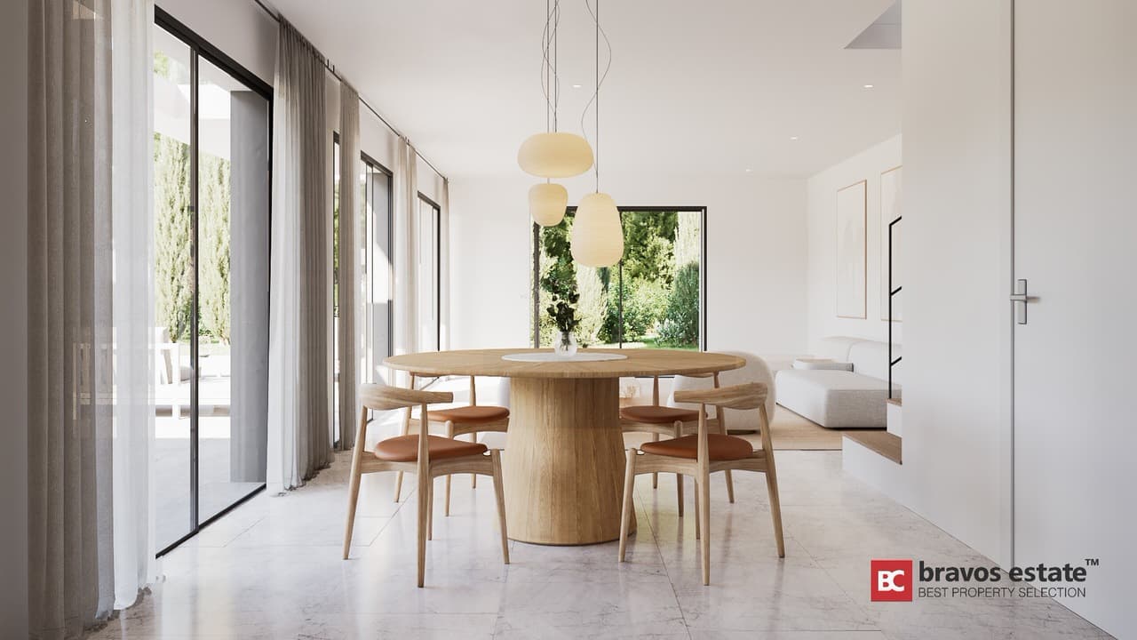 Spacious 4-Bedroom Villa in Javea - 3