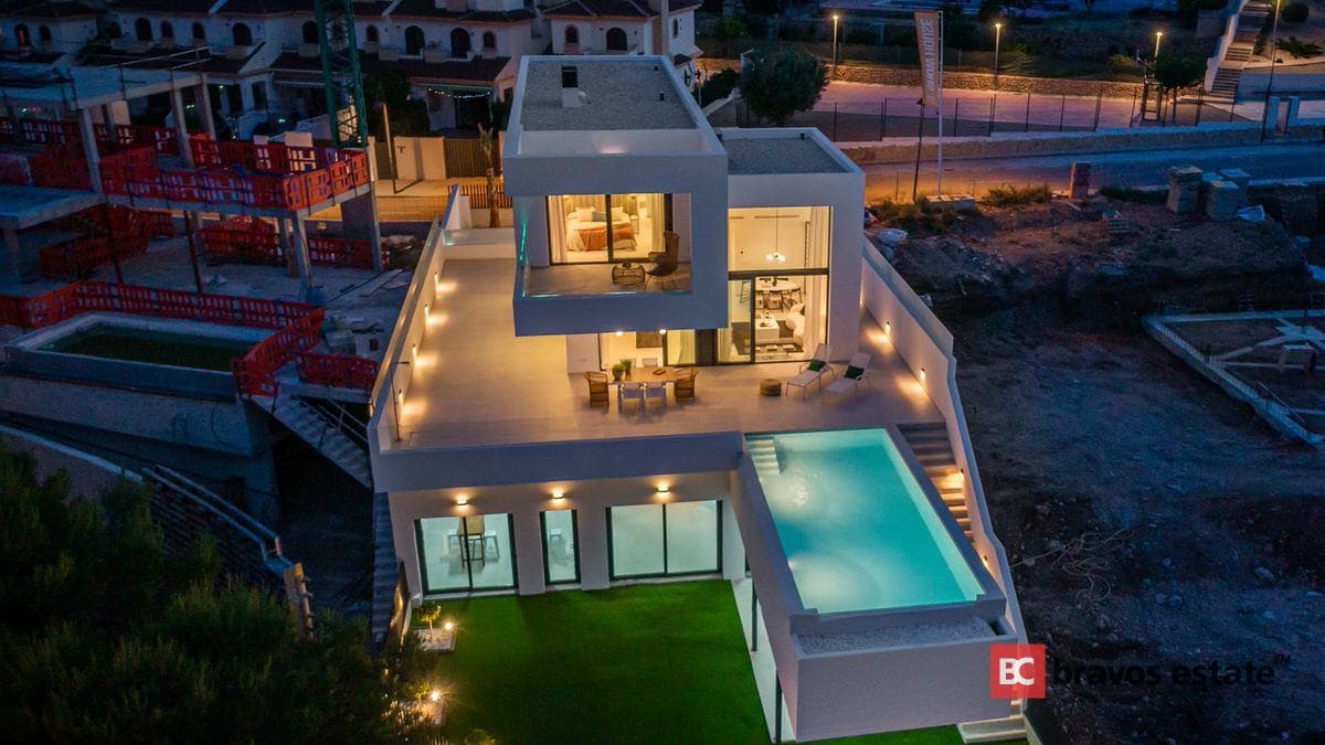 Spacious 3-Bedroom Villa in La Nucía 1