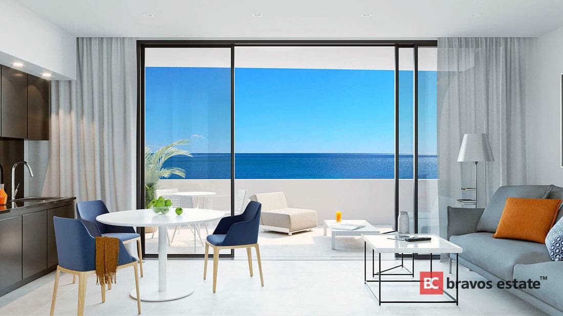 Beachside 2-Bedroom Apartment in Guardamar del Segura - 1