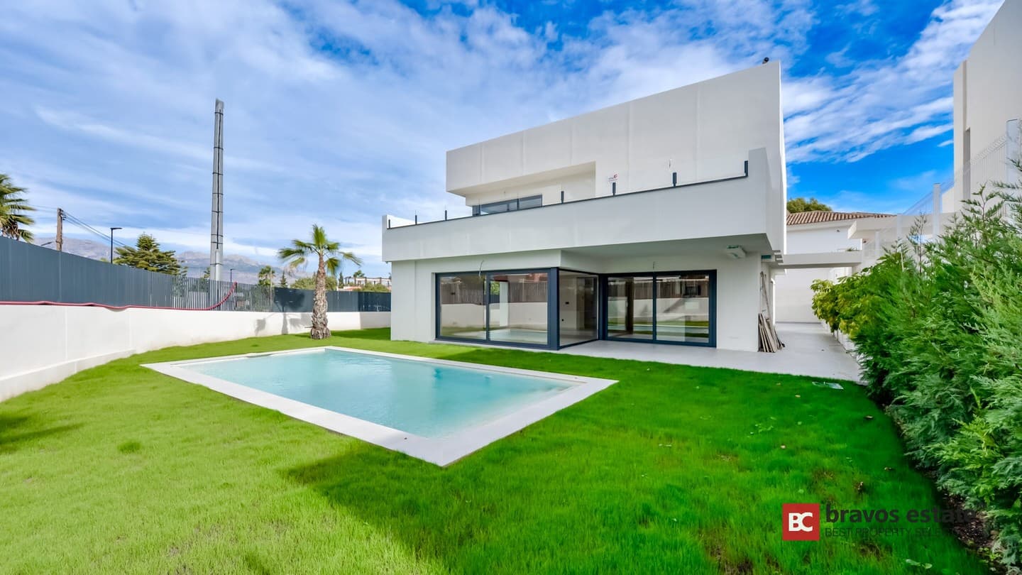 Spacious 4-Bedroom Villa in Alfaz del Pi 1