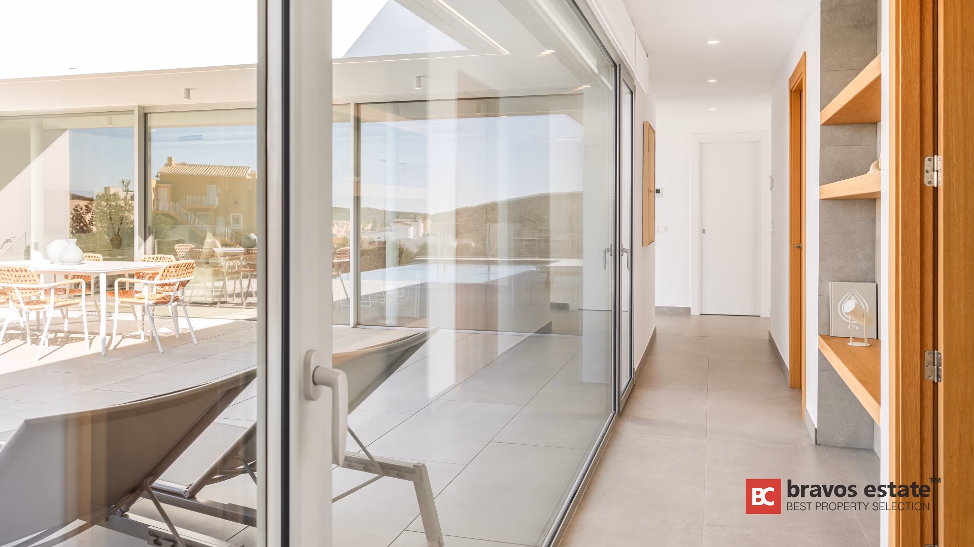 Villa de Obra Nueva de 4 Dormitorios con Vistas al Mar en Cumbre del Sol - 24