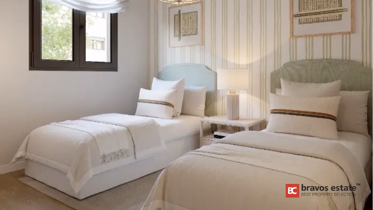 Modern twin bedroom with white linens and natural light in Alicante
