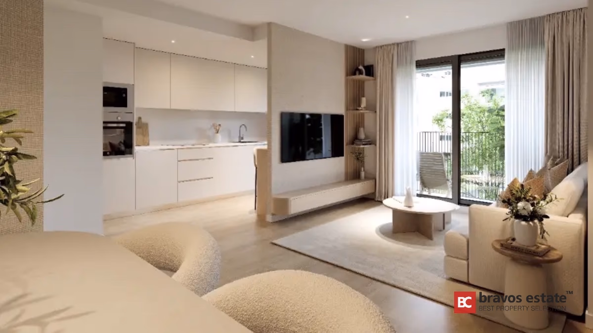 Salon moderne ouvert avec cuisine et terrasse dans appartement à Alicante
