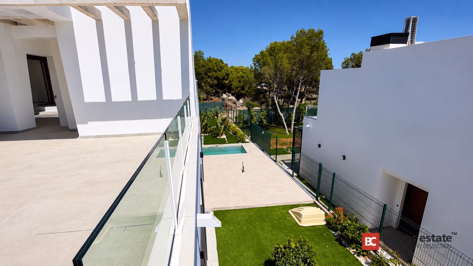 Modern villa terras met zwembad en tuinzicht in Finestrat