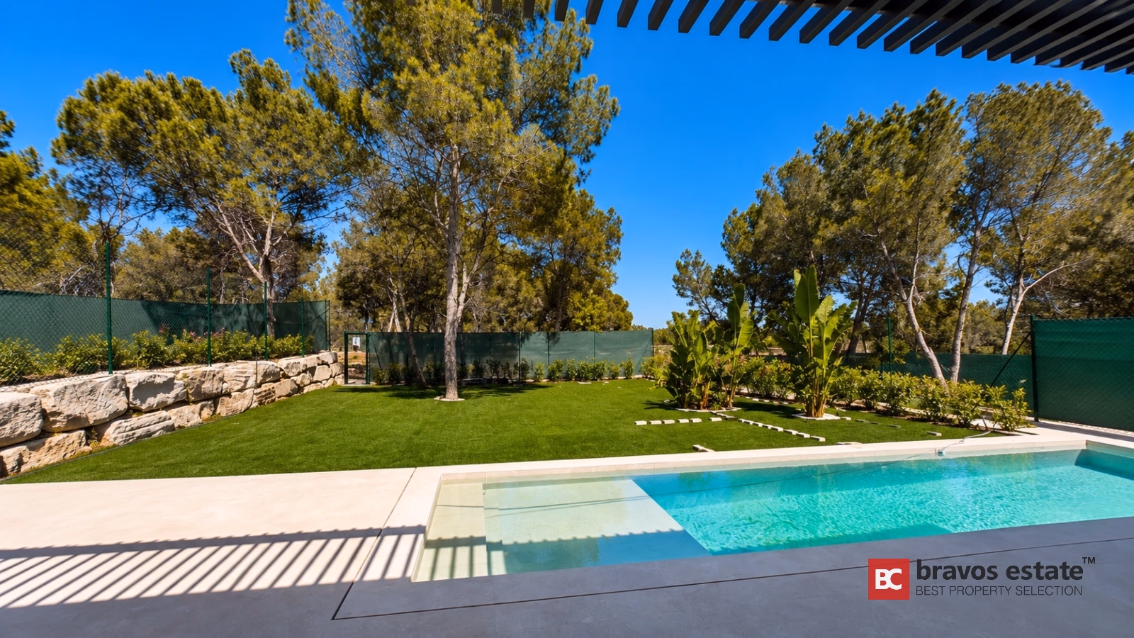 Zona de piscina de villa moderna con jardín paisajístico en Finestrat
