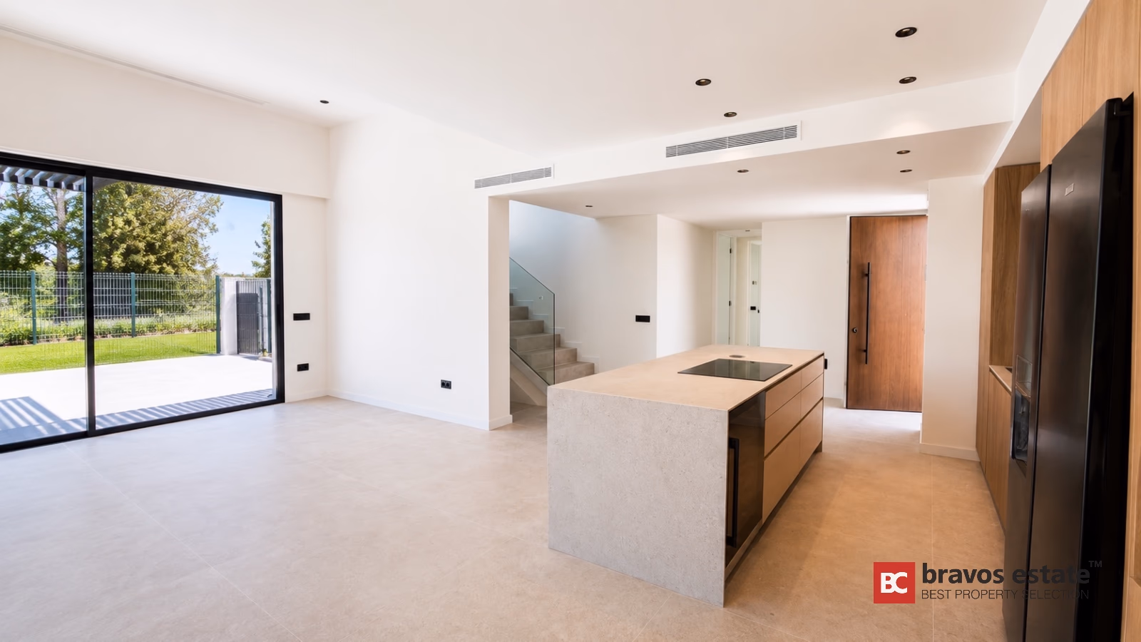 Cocina abierta moderna con salón y acceso al jardín en Finestrat