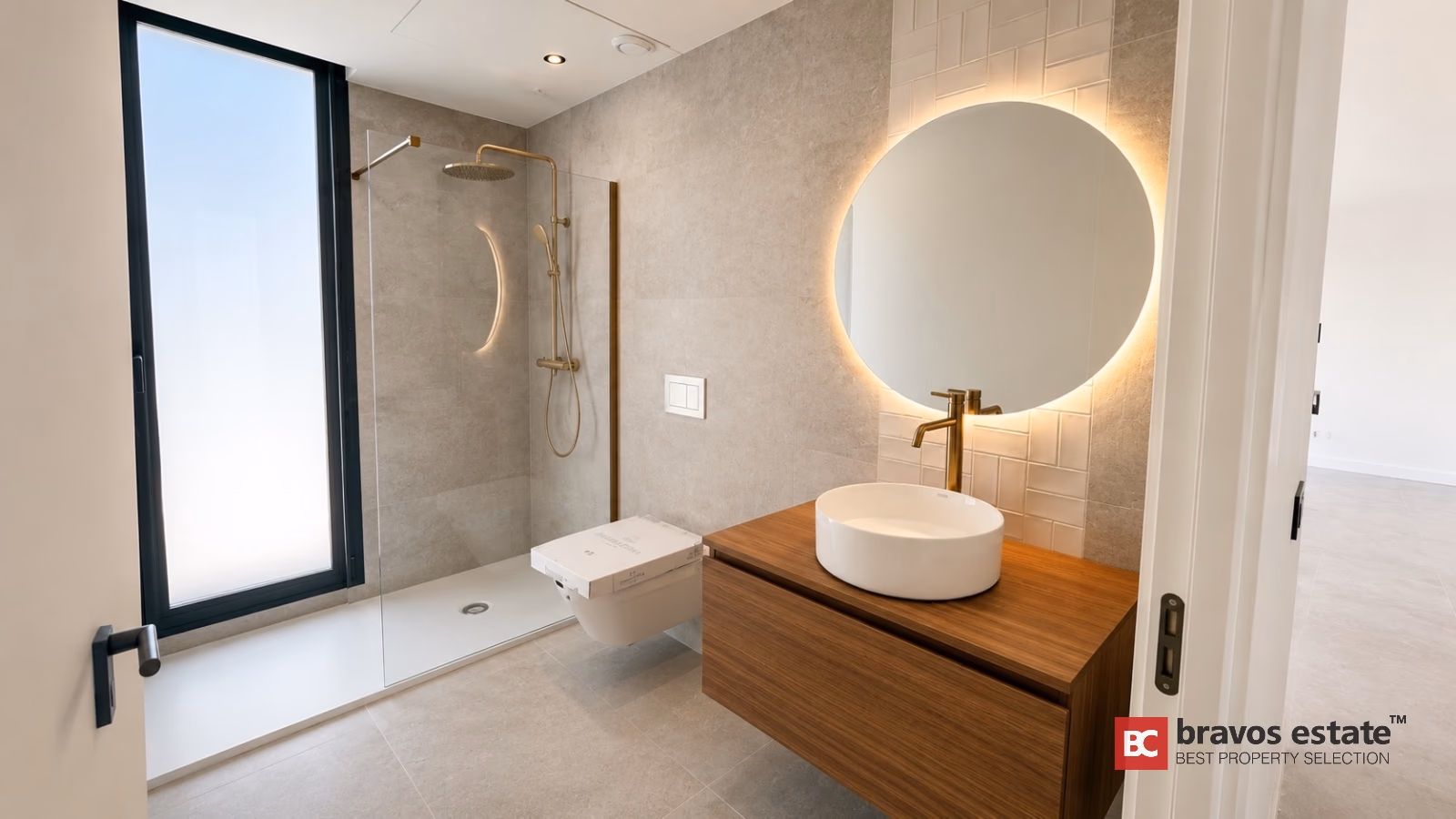 Moderne badkamer met gouden kranen en verlichte spiegel in Finestrat