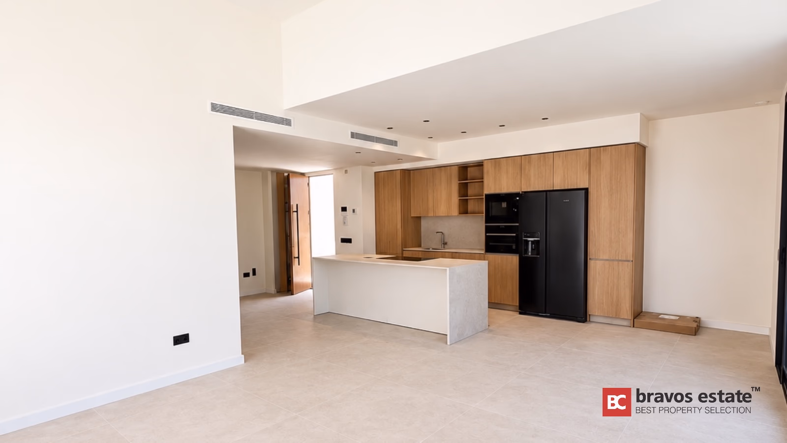 Cocina moderna abierta con muebles de madera e isla en Finestrat